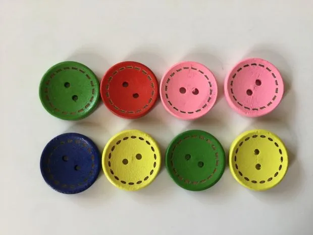 8 colored wooden buttons