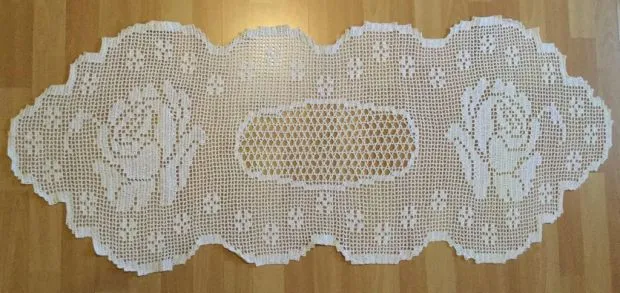 Magnificent piece: large crocheted blanket with roses