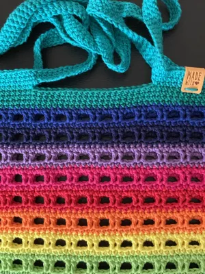 Regenbogentasche mit Lochmuster