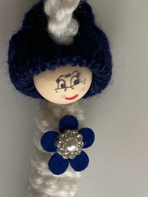 Sorgenwürmchen BluenWhite mit Blümchen, Glitzerstein und Bommelmütze