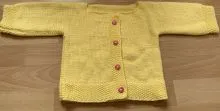 gelbes Babyjäckchen handgestrickt