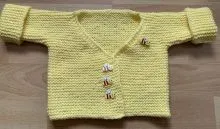 Babystrickjacke mit Bienchen Knöpfen