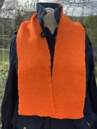 Schal in neonorange klassisches Muster handgestrickt