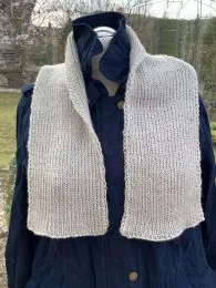 klassisch handgestrickter hellgrauer Schal