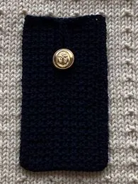 maritime Smartphonetasche - Handyhülle dunkelblau mit goldfarbenen Knopf