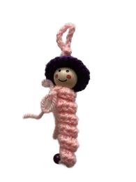 gehäkeltes rosa Glückswürmchen mit violetter Mütze