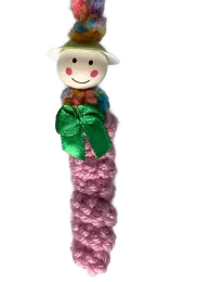 lila Glückswürmchen mit Hut und Schleifchen