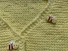 Babystrickjacke mit Bienchen Knöpfen
