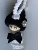 Sorgenwürmchen White n Black mit dekorativer schwarzer Schleife, Glitzerstein und Bommelmütze