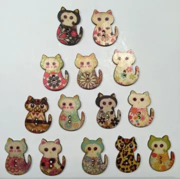 Holzknopf sitzende Katze