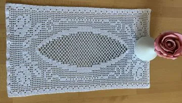 Gehäkeltes filigranes Tischdeckchen