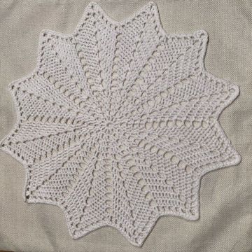 Crochet doily star ø 38cm