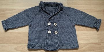 Chaqueta gris oscuro para bebé con doble botonadura, cuello de chal y cuatro botones