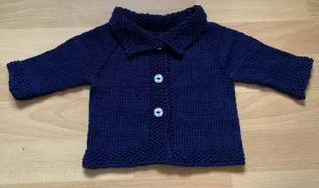 dunkelblaue Babyjacke mit Kragen und drei Knöpfen