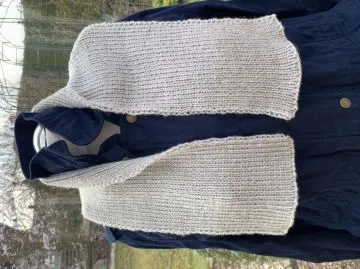 klassisch handgestrickter hellgrauer Schal