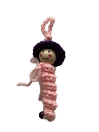 gehäkeltes rosa Glückswürmchen mit violetter Mütze