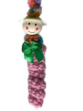 lila Glückswürmchen mit Hut und Schleifchen