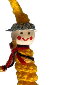 gelbes Fußball-Glückswürmchen mit Fan-Schal und Mütze